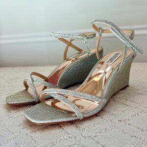 New Badgley Mischka Silver Wedge Sandals Size 8.5